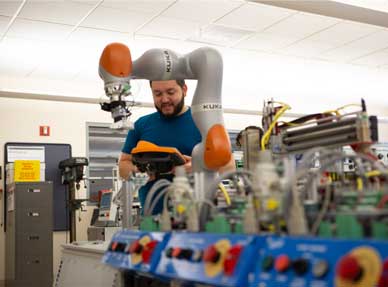 Student working in Advanced Manufacturing lab